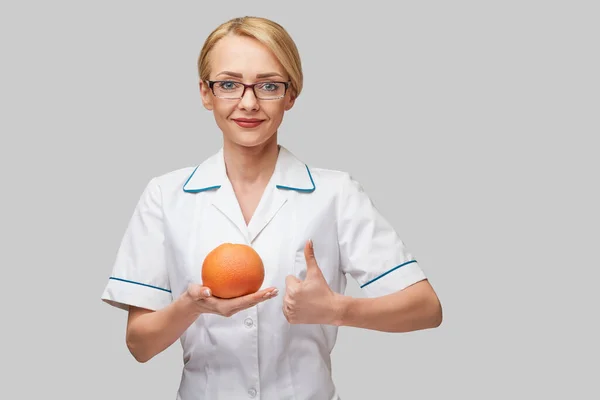 Nutricionista médico conceito de estilo de vida saudável - segurando toranja orgânica ou frutas de laranja — Fotografia de Stock