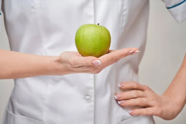 Διατροφολόγος γιατρός έννοια υγιεινού τρόπου ζωής - εκμετάλλευση βιολογικό φρέσκο πράσινο μήλο — Φωτογραφία Αρχείου