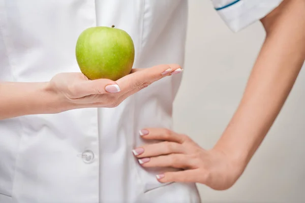 Διατροφολόγος γιατρός έννοια υγιεινού τρόπου ζωής - εκμετάλλευση βιολογικό φρέσκο πράσινο μήλο — Φωτογραφία Αρχείου