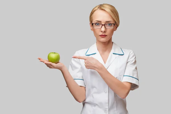 Medico nutrizionista concetto di stile di vita sano - tenendo mela verde fresca biologica — Foto Stock