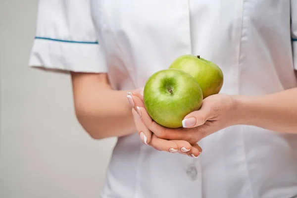 Nutricionista médico conceito de estilo de vida saudável - segurando maçã verde fresca orgânica — Fotografia de Stock