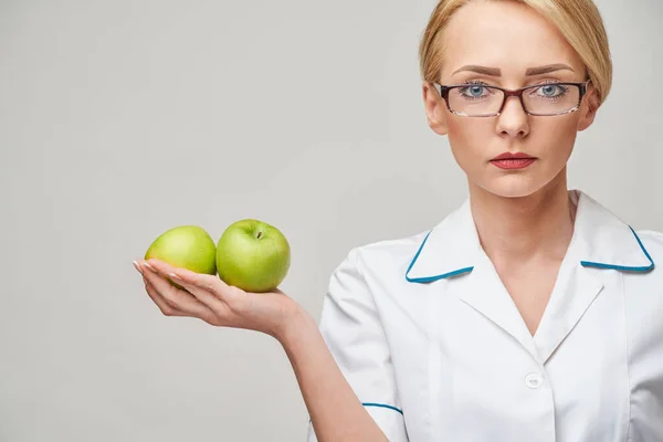 Nutricionista médico conceito de estilo de vida saudável - segurando maçã verde fresca orgânica — Fotografia de Stock