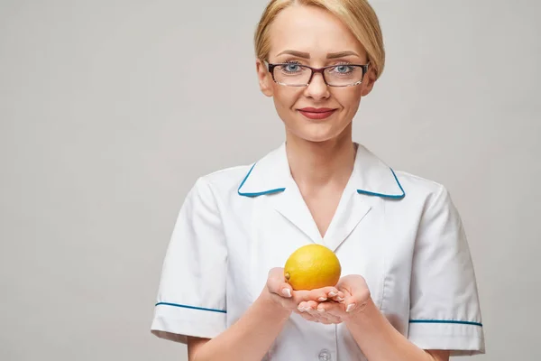 Nutricionista médico conceito de estilo de vida saudável - segurando fruta de limão orgânica — Fotografia de Stock
