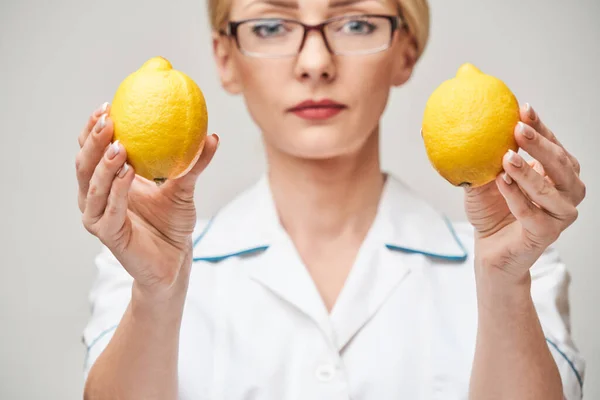 栄養士医師健康的なライフスタイルの概念-有機レモンフルーツを保持 — ストック写真