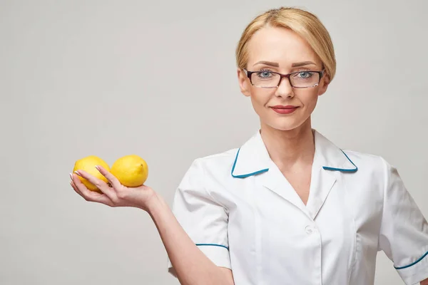 Nutricionista médico conceito de estilo de vida saudável - segurando fruta de limão orgânica — Fotografia de Stock