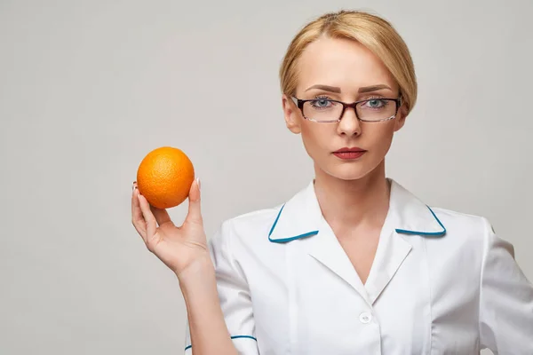 Nutricionista médico conceito de estilo de vida saudável - segurando fruta laranja orgânica fresca — Fotografia de Stock