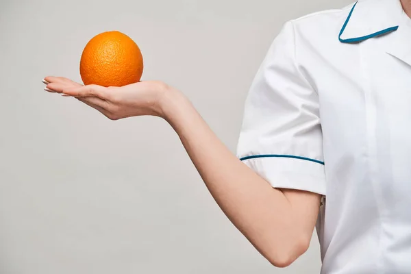 Nutricionista médico conceito de estilo de vida saudável - segurando fruta laranja orgânica fresca — Fotografia de Stock