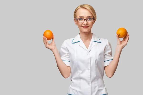 Nutricionista médico conceito de estilo de vida saudável - segurando fruta laranja orgânica fresca — Fotografia de Stock