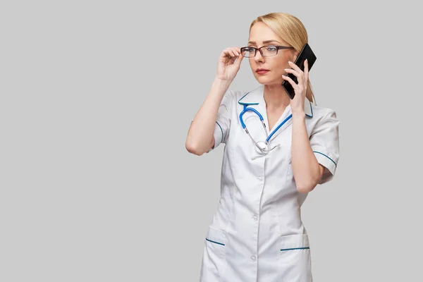 Πορτραίτο γυναίκας γιατρού ή νοσοκόμας που μιλάει στο κινητό — Φωτογραφία Αρχείου