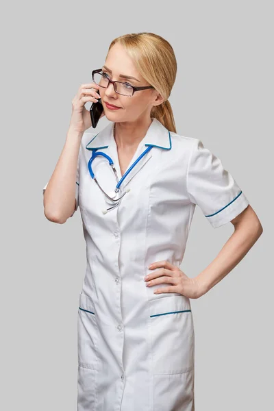 Retrato de una doctora o enfermera hablando por teléfono móvil —  Fotos de Stock