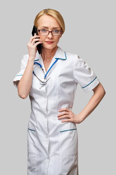 Retrato de una doctora o enfermera hablando por teléfono móvil —  Fotos de Stock