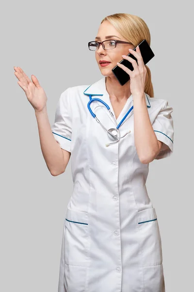 Cep telefonuyla konuşan bir kadın doktor ya da hemşire portresi. — Stok fotoğraf