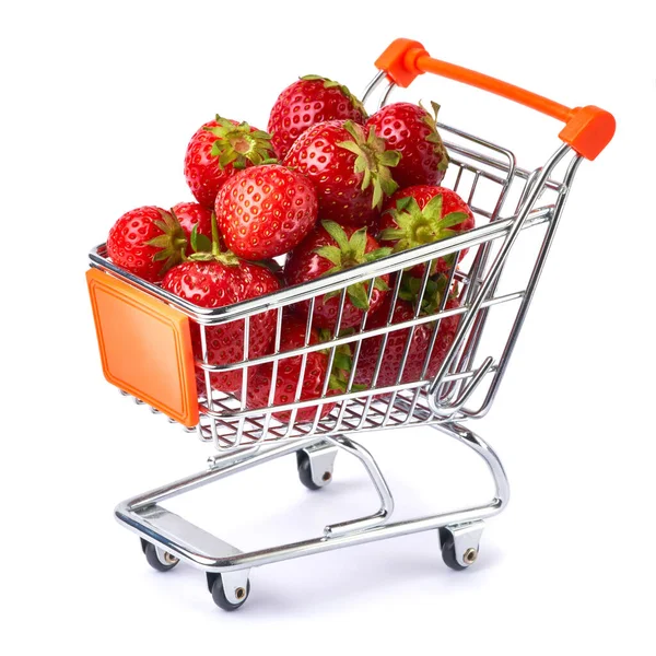 Un carrito de compras lleno de fresas aisladas sobre fondo blanco —  Fotos de Stock