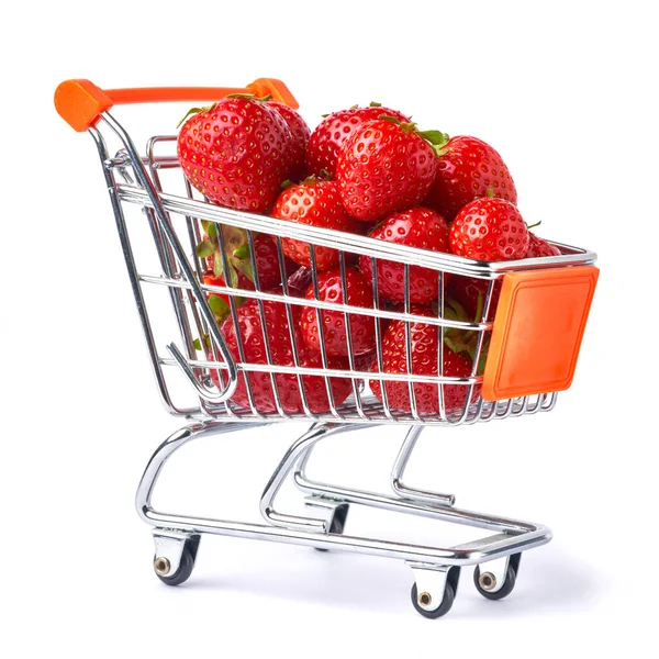 Un carrito de compras lleno de fresas aisladas sobre fondo blanco —  Fotos de Stock