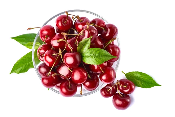 Glas skål med söta körsbär frukt isolerad på vit bakgrund — Stockfoto