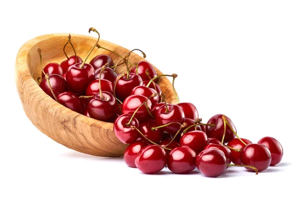 Cuenco de madera de cerezas dulces aisladas sobre fondo blanco — Foto de Stock