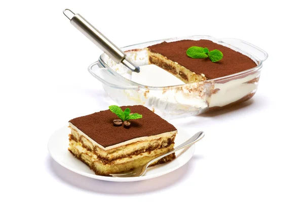 Traditionele Italiaanse Tiramisu dessert in glazen bakvorm, portie op bord en schouderblad geïsoleerd op witte achtergrond — Stockfoto