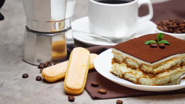 Del av traditionell italiensk Tiramisu dessert och kopp kaffe på grå betong bakgrund — Stockvideo