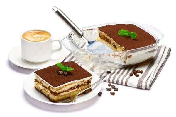 Geleneksel İtalyan Tiramisu tatlısı, cam fırın kabında porsiyon ve beyaz arka planda izole edilmiş bir fincan kahve. — Stok fotoğraf