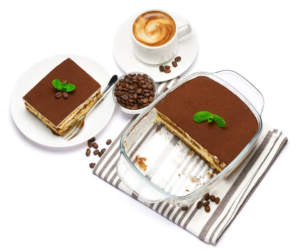 Traditionelles italienisches Tiramisu-Dessert in Glasauflaufform, Portion auf Teller und Tasse Kaffee isoliert auf weißem Hintergrund — Stockfoto