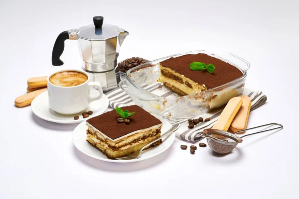 Traditionell italiensk Tiramisu dessert i glas bakning skålen, del på tallrik och kopp kaffe isolerad på vit bakgrund — Stockfoto