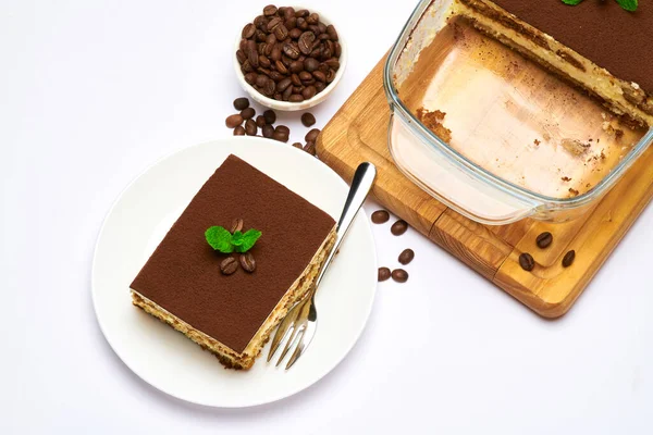 Traditionelles italienisches Tiramisu-Dessert in Glasform und Portion auf Teller auf weißem Hintergrund — Stockfoto