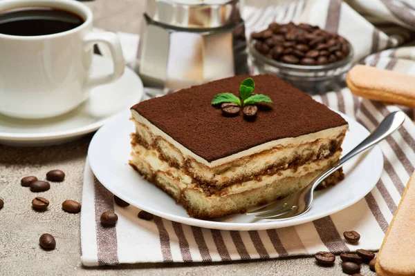 Portion traditionelles italienisches Tiramisu-Dessert und savoiardi-Kekse auf grauem Betonhintergrund — Stockfoto