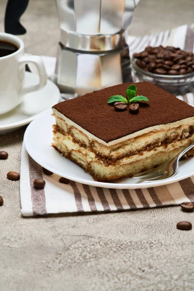 Portion traditionelles italienisches Tiramisu-Dessert und savoiardi-Kekse auf grauem Betonhintergrund — Stockfoto