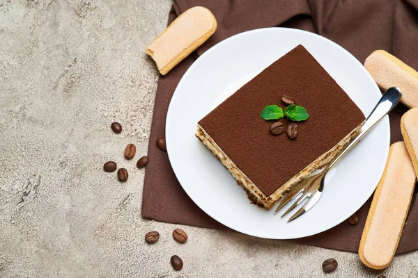 Portion traditionelles italienisches Tiramisu-Dessert und savoiardi-Kekse auf grauem Betonhintergrund — Stockfoto