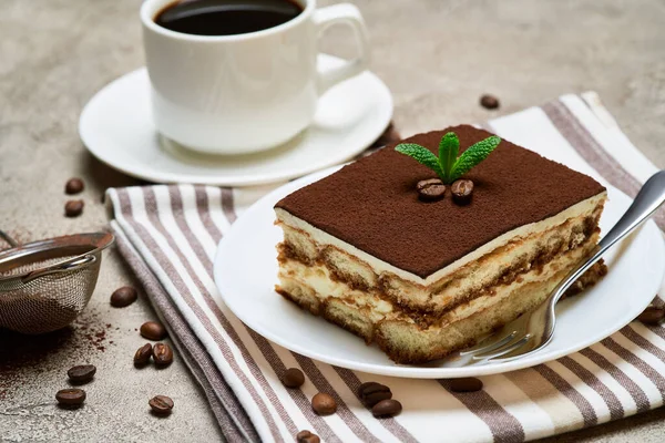 Порція традиційного італійського тирамісу десерт і чашка кави на сірому бетонному тлі — стокове фото
