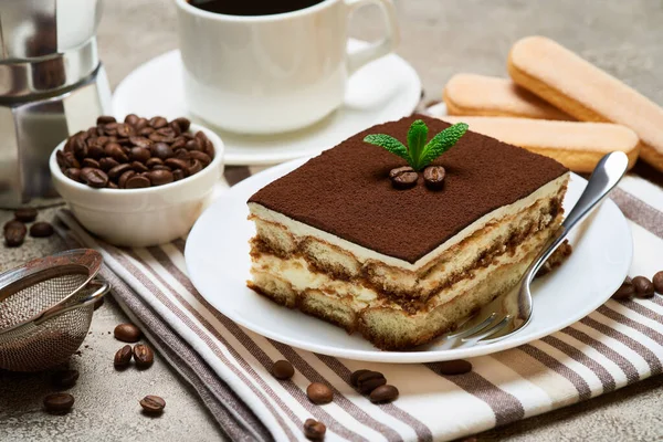 Porción de postre Tiramisú tradicional italiano y galletas savoiardi sobre fondo de hormigón gris —  Fotos de Stock