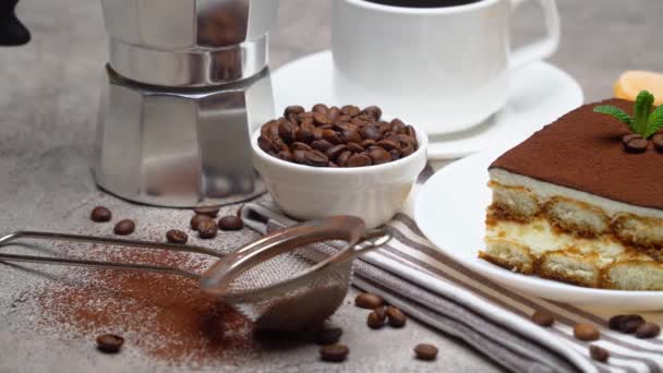 Portie traditionele Italiaanse Tiramisu dessert en savoiardi koekjes op grijze betonnen achtergrond — Stockvideo