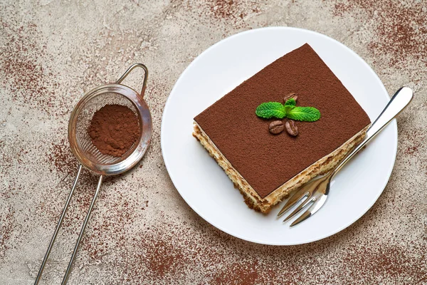 Порція традиційного італійського тирамісу десерт на сірому бетоні — стокове фото