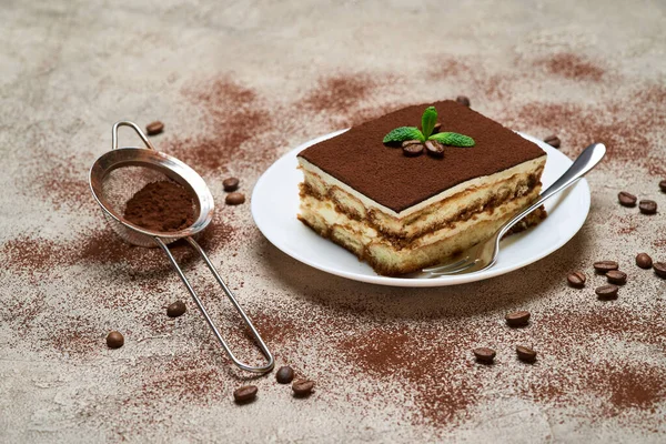 Portion traditionelles italienisches Tiramisu auf grauem Betongrund — Stockfoto