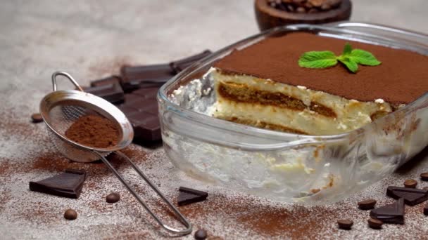 Geleneksel İtalyan Tiramisu tatlısı gri beton arka planda cam pişirme kabında — Stok video