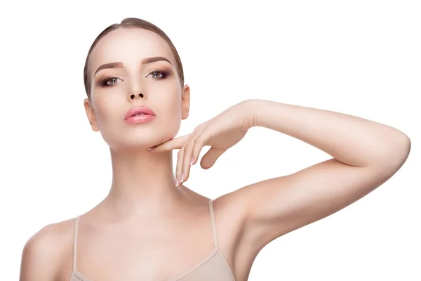 Schönheitsportrait einer jungen Frau mit perfekt sauberer, frischer Haut aus nächster Nähe isoliert auf weißem Hintergrund - Hautpflegekonzept.. — Stockfoto