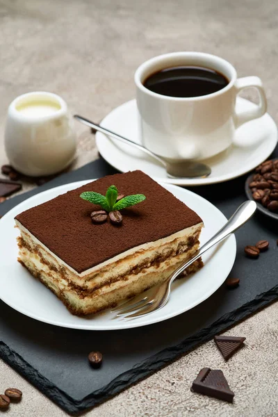 Порція традиційної італійської тирамісу десерт і чашка кави еспресо на сірому бетонному тлі — стокове фото