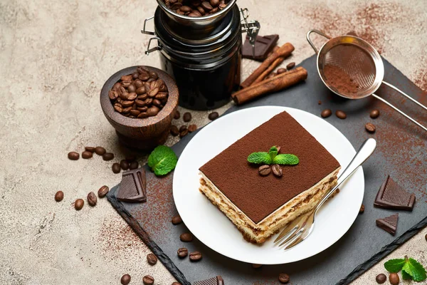 Порція традиційного італійського тирамісу десерт і ручна кавоварка на сірому бетонному тлі — стокове фото