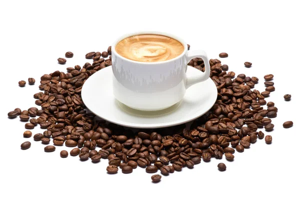 Kopje espresso koffie en bonen op witte achtergrond — Stockfoto