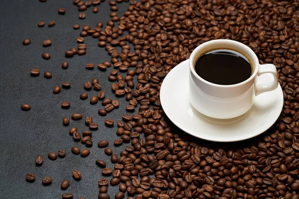 Taza de café expreso sobre fondo hecho de granos de café tostados —  Fotos de Stock