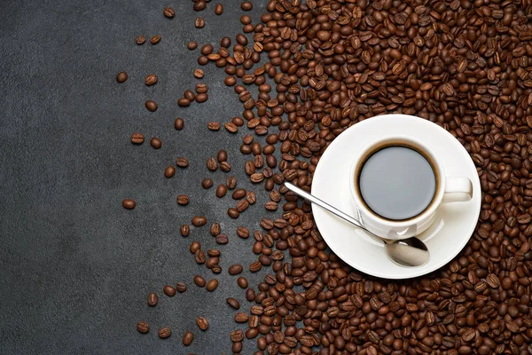 Kupa eszpresszó kávé háttér készült pörkölt barna kávébab — Stock Fotó