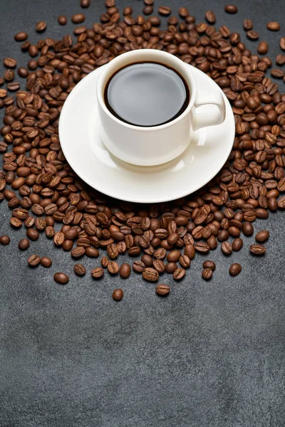 Kupa eszpresszó kávé pörkölt barna kávébab beton alapon — Stock Fotó