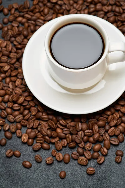 Kupa eszpresszó kávé pörkölt barna kávébab beton alapon — Stock Fotó