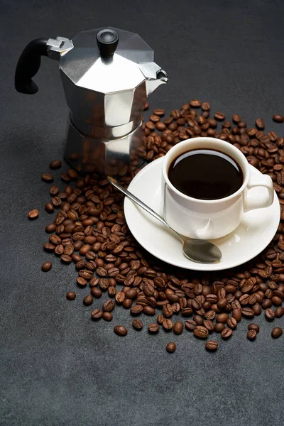 Taza de café expreso y cafetera moca sobre granos de café tostados sobre fondo de hormigón —  Fotos de Stock