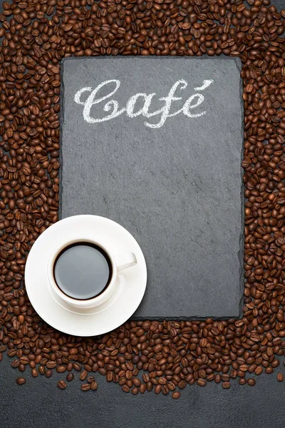 Hintergrund oder Textur aus gerösteten braunen Kaffeebohnen und Steintafel mit handgeschriebenem Kreideschild — Stockfoto