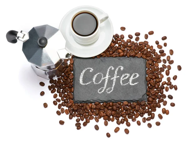 Tavola da portata in pietra con segno scritto a mano in gesso, tazza di caffè espresso e chicchi di caffè su sfondo bianco — Foto Stock