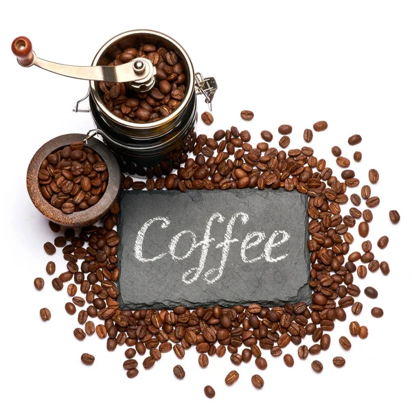 Надпись на кофейной доске, кофемолка и бобы на белом фоне — стоковое фото