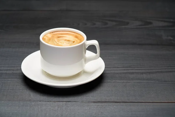 Tasse Espresso auf dunklem Holzhintergrund — Stockfoto