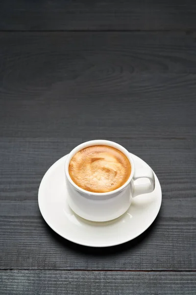 Tasse Espresso auf dunklem Holzhintergrund — Stockfoto