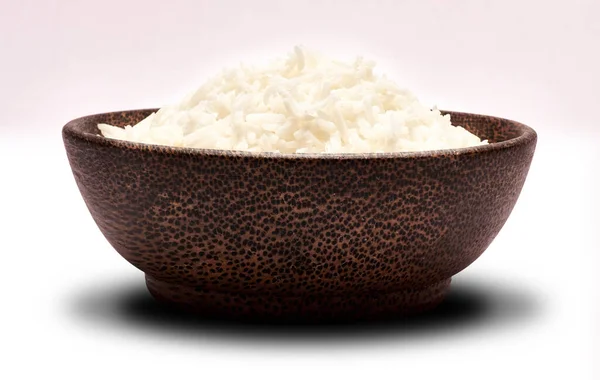 Kokt ris i en träskål isolerad på en vit bakgrund med klippbana inbäddad — Stockfoto